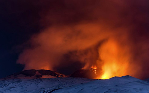 Núi lửa Etna ở Italy bất ngờ gây nổ đất đá làm 10 người bị thương