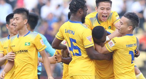 'Phố núi' phơi áo trên sân Vinh