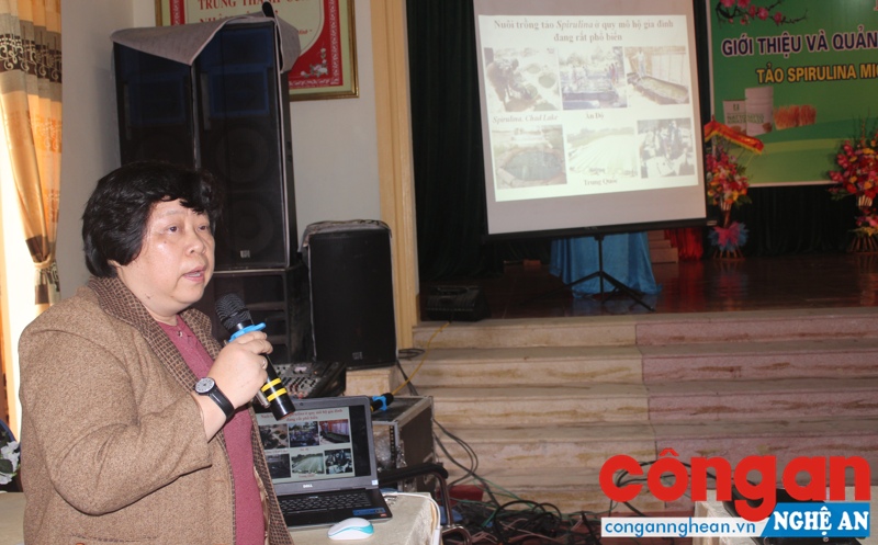 PGS.TS Đặng Diễm Hồng diễn thuyết về Tảo xoắn Spirumila.