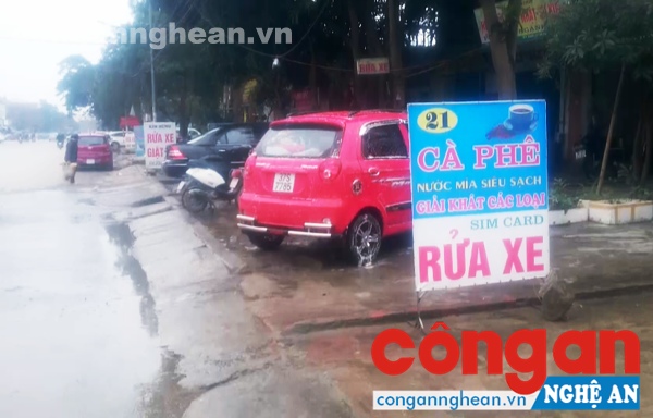 Mất an toàn giao thông từ các điểm rửa xe trên vỉa hè