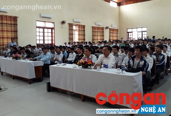 Lãnh đạo Ban Tuyên giáo Tỉnh ủy, đại diện Bộ Tư lệnh Hải quân vùng 1 cùng các đại biểu và học sinh tham dự- Ảnh: P.A