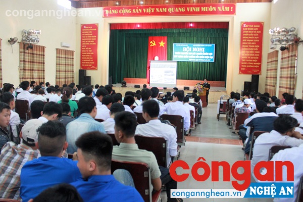 Thông qua hoạt động tuyên truyền trực quan giúp các em học sinh hiểu thêm về quyền và chủ quyền biển, đảo của quê hương- Ảnh: P.A