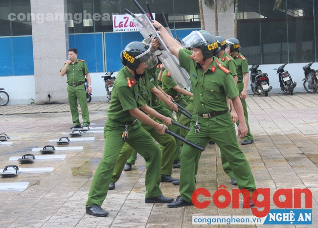 Huấn luyện các phương án giải quyết tình huống về ANTT