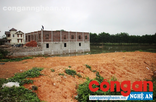 Nhà ở kiên cố lấn sông Vũ Giang