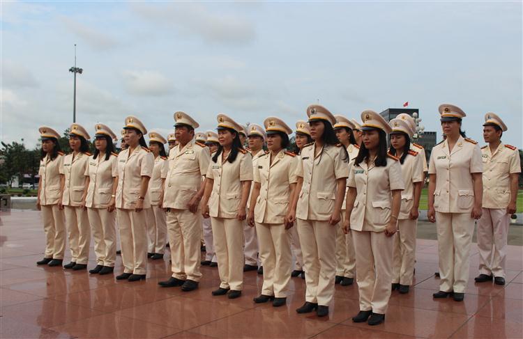 Dâng hoa, báo công với Bác nhân kỷ niệm 60 năm Ngày truyền thống