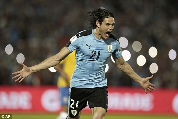 Cavani mở tỉ số trên chấm phạt đền
