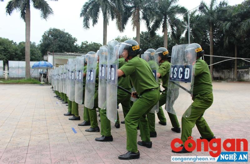 Các CBCS Công an TP Vinh thực hiện một số kỹ, chiến thuật trong Lễ bế mạc.