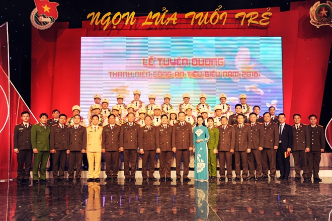 Các đại biểu và hai mươi gương mặt thanh niên Công an tiêu biểu năm 2016.