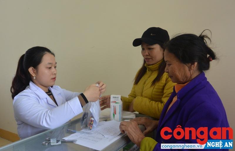 CLB thầy thuốc trẻ khám, phát thuốc miễn phí cho 600 người dân, trẻ em có hoàn cảnh khó khăn.