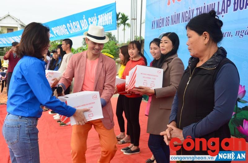 Các đoàn viên thanh niên và bà con nhân dân được giao lưu với nghệ sỹ hài Xuân Bắc