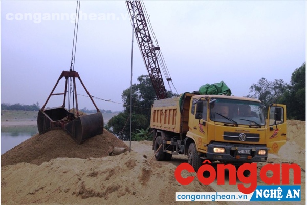 Mặc dù trong giai đoạn chờ hoàn thiện thủ tục cấp phép nhưng nhiều doanh nghiệp trên địa bàn huyện Thanh Chương vẫn tổ chức khai thác cát, sỏi  “chui”