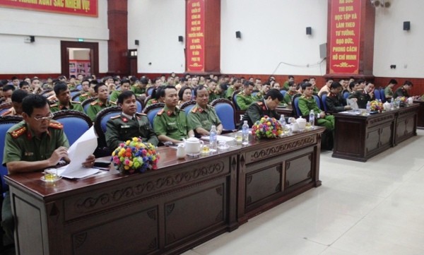 Các đại biểu và 160 sinh viên tại buổi lễ
