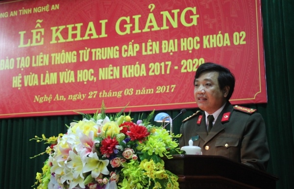Đồng chí Đại tá Hồ Văn Tứ, Phó Bí thư Đảng ủy, Phó Giám đốc Công an tỉnh chỉ đạo lớp học