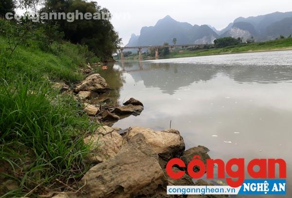 Bờ kè tiền tỉ trôi sông nhưng không ai chịu trách nhiệm?