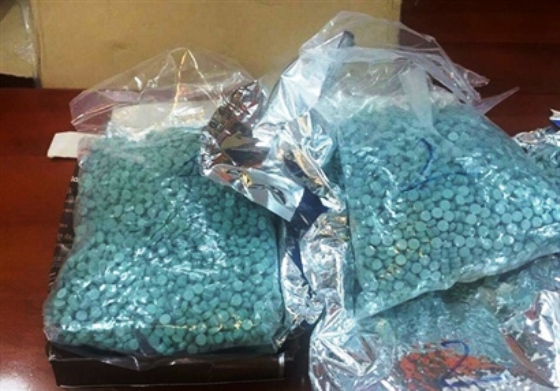 Soi bưu kiện từ nước ngoài phát hiện 20.000 viên ma túy