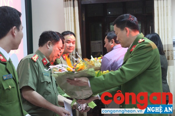 Trao thưởng chuyên án bắt kẻ vận chuyển 2 bánh hêroin