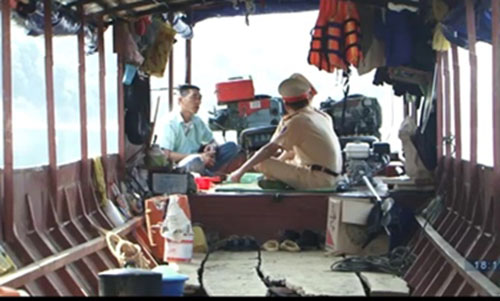 Phút giây cứu nạn trong giông lốc giữa lòng hồ thủy điện Sơn La