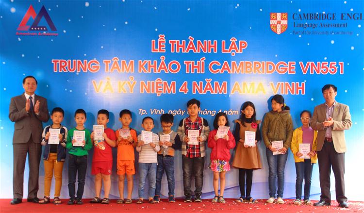 Trao học bổng cho các học sinh có thành tích xuất sắc