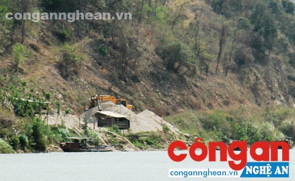 Bến cát trái phép của HTX Bình Lưu ở xã Tà Cạ, huyện Kỳ Sơn