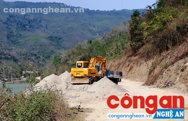 Huyện 'bật đèn xanh' cho khai thác cát trái phép?