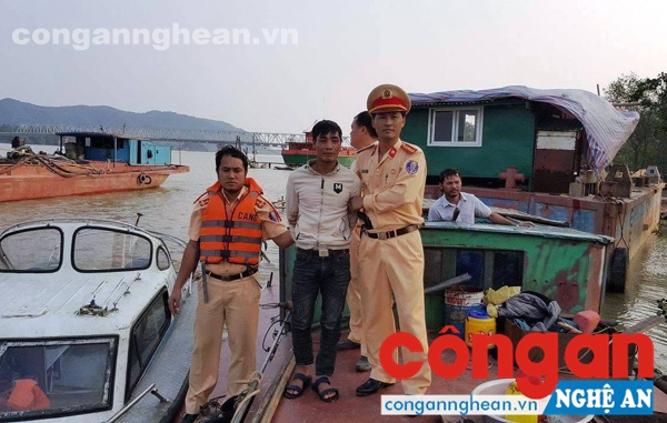 Cảnh sát đường thủy bắt truy nã