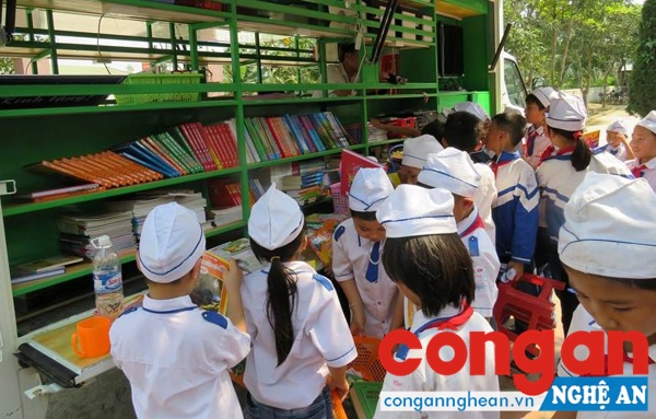 Những chuyến xe thư viện đến với đồng bào vùng cao