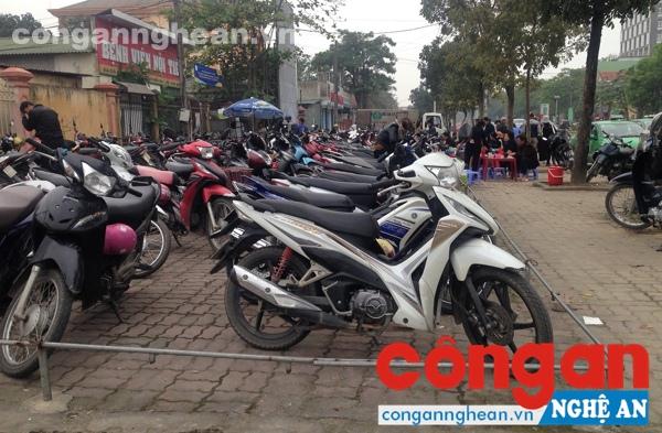 Chiếm dụng vỉa hè để làm dịch vụ trông giữ xe
