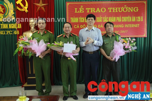Trao thưởng ban chuyên án phá đường dây cá độ bóng đá tiền tỷ