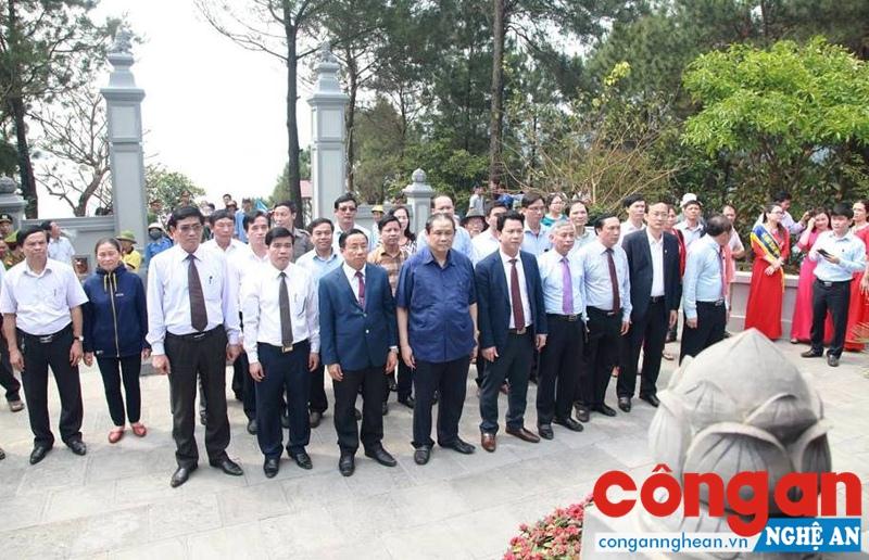 Lãnh đạo tỉnh cùng bà con nhân dân làm lễ dâng hương tại đền thờ