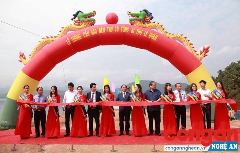Thông cầu vào đền thờ Tổng Bí thư Lê Duẩn
