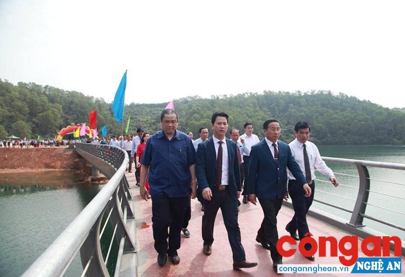 Sau khi cắt băng thông cầu, các đồng chí trong BTV Tỉnh ủy Hà Tĩnh cùng thân nhân gia đình và bà con địa phương đã cùng làm lễ dâng hương tại đền thờ cố Tổng Bí thư Lê Duẩn.