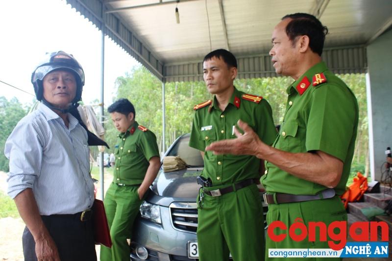 Lãnh đạo Phòng Cảnh sát Môi trường làm việc với Chủ nhiệm HTX vận tải thủy xã Hưng Long