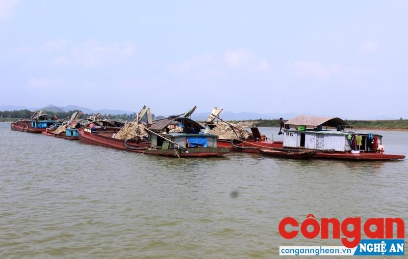 Các tàu hút cát trái phép bị bắt giữ