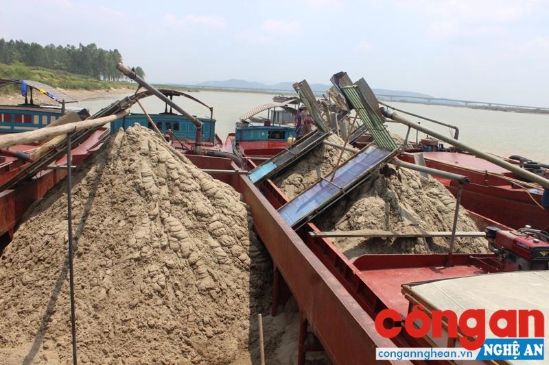 Cát khai thác trái phép trên các tàu bị bắt giữ