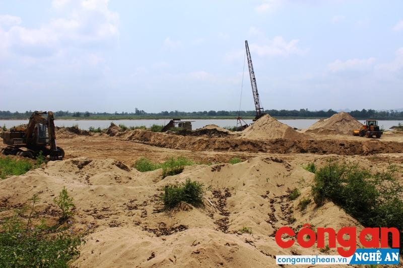 Bãi tập kết cát tại xóm 16, xã Hưng Long