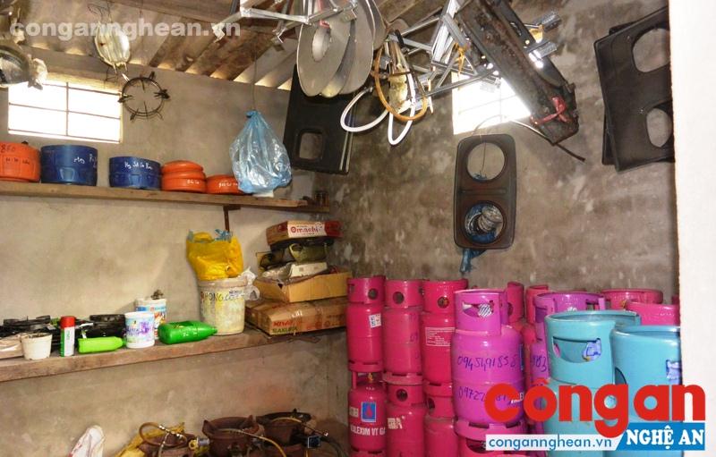 Một cơ sở chưa được thẩm duyệt thiết kế về PCCC, bên trong vẫn còn để nhiều vật dụng khác sai quy định