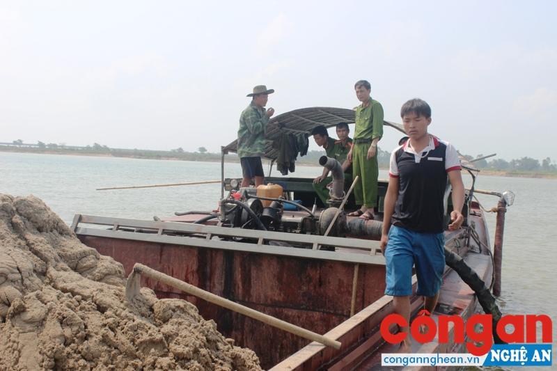 Lực lượng Cảnh sát Môi trường tiến hành các thủ tục tạm giữ phương tiện theo quy định pháp luật