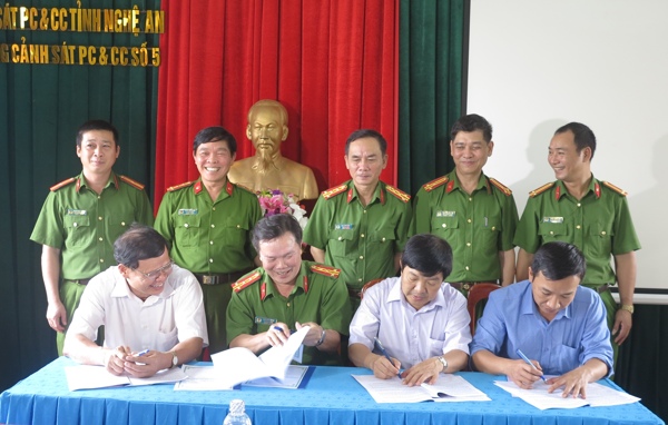Các đơn vị ký kết quy chế phối hợp về công tác chữa cháy và CNCH trên địa bàn