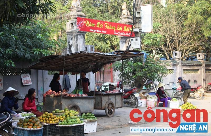Khi di tích quốc gia bị 'chợ trời' lấn át