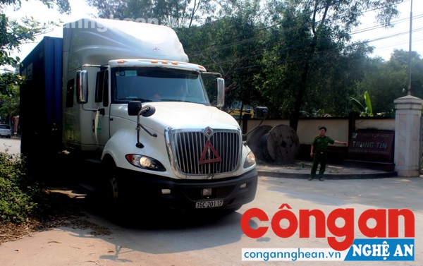 Xe tải đầu kéo chở quặng thiếc bị bắt giữ