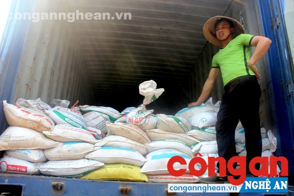 Hàng trăm bao tải đựng quặng thiếc trên xe bị bắt giữ