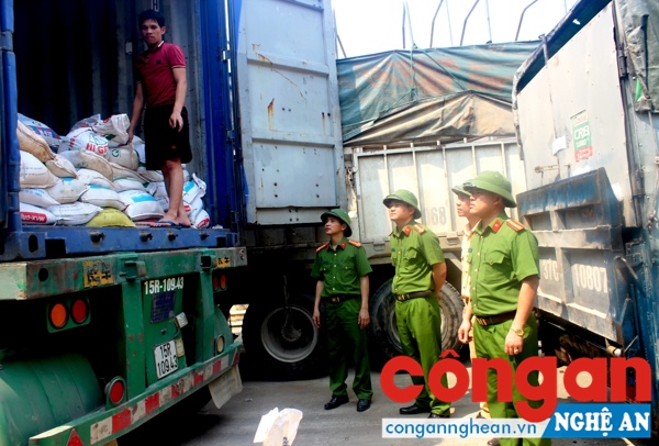 Lực lượng Cảnh sát môi trường yêu cầu lái xe mở cửa công ten nơ chở quặng thiếc để lập biên bản thu giữ.