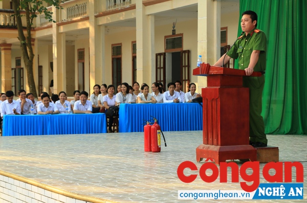Trang bị kỹ năng PCCC&CNCH cho giáo viên, học sinh