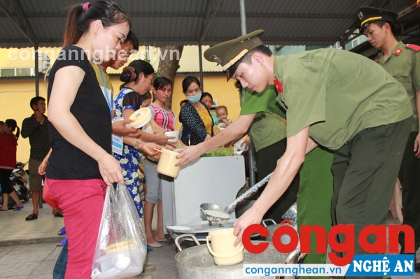Những bát cháo được chuyển đến tận tay bệnh nhân và người nhà