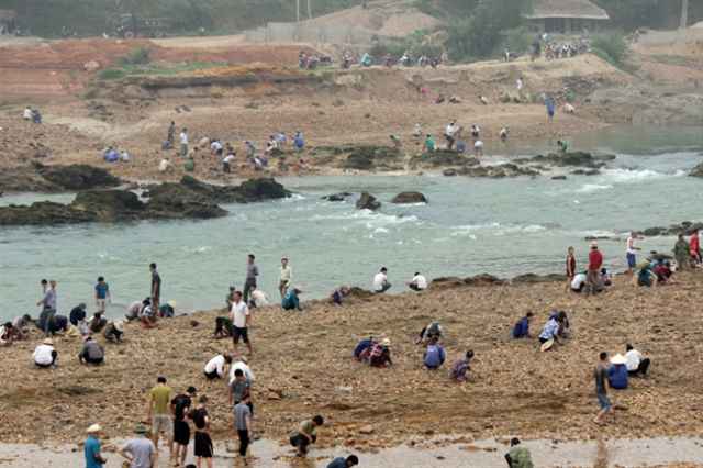 Nghe tin đồn, đổ xô về bến Chuối tìm đá quý