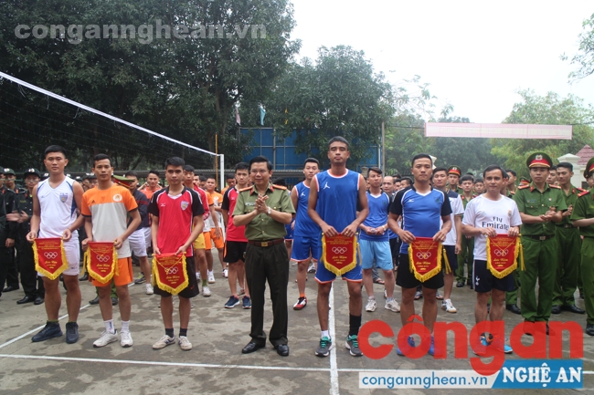 Đồng chí Thượng tá Nguyễn Văn Hùng - Trưởng phòng PX15 tặng cờ lưu niệm cho các đội thi