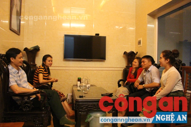 Gia đình anh Nguyễn Thế Hùng và các bạn sinh viên Lào tại Trường Đại học Vinh luôn gặp gỡ, chia sẻ thường xuyên trong cuộc sống