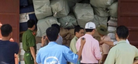 Truy tìm chủ lô hàng nghi lậu trên 3 toa tàu