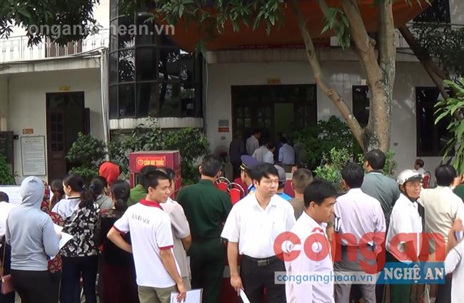 Chen chúc làm thẻ miễn phí qua cầu Bến Thủy 1