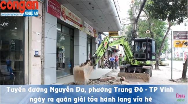 Máy xúc giành lại vỉa hè tại đường Nguyễn Du, thành phố Vinh